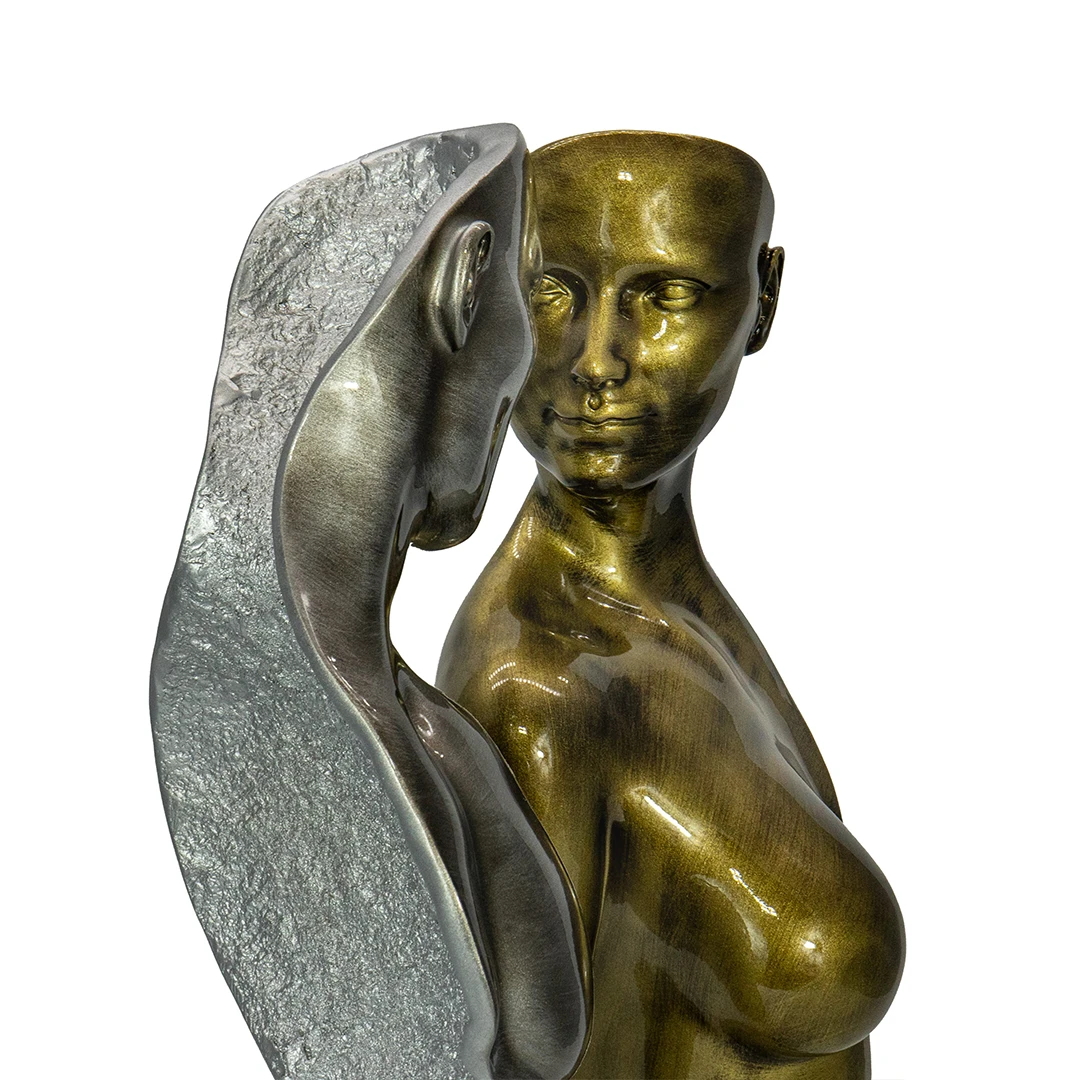 Dettaglio texture e incavo posteriore scultura La Sintesi oro e argento regali originali per matrimonio Goia Argenti