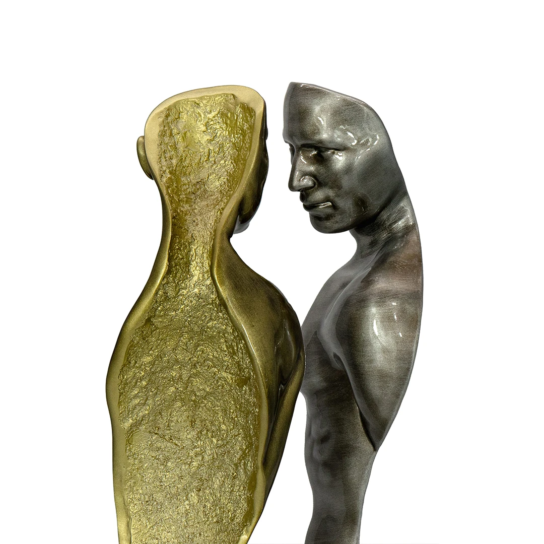 Dettaglio cavità materica dorata e figura d'argento scultura La Sintesi regali originali per matrimonio Goia Argenti