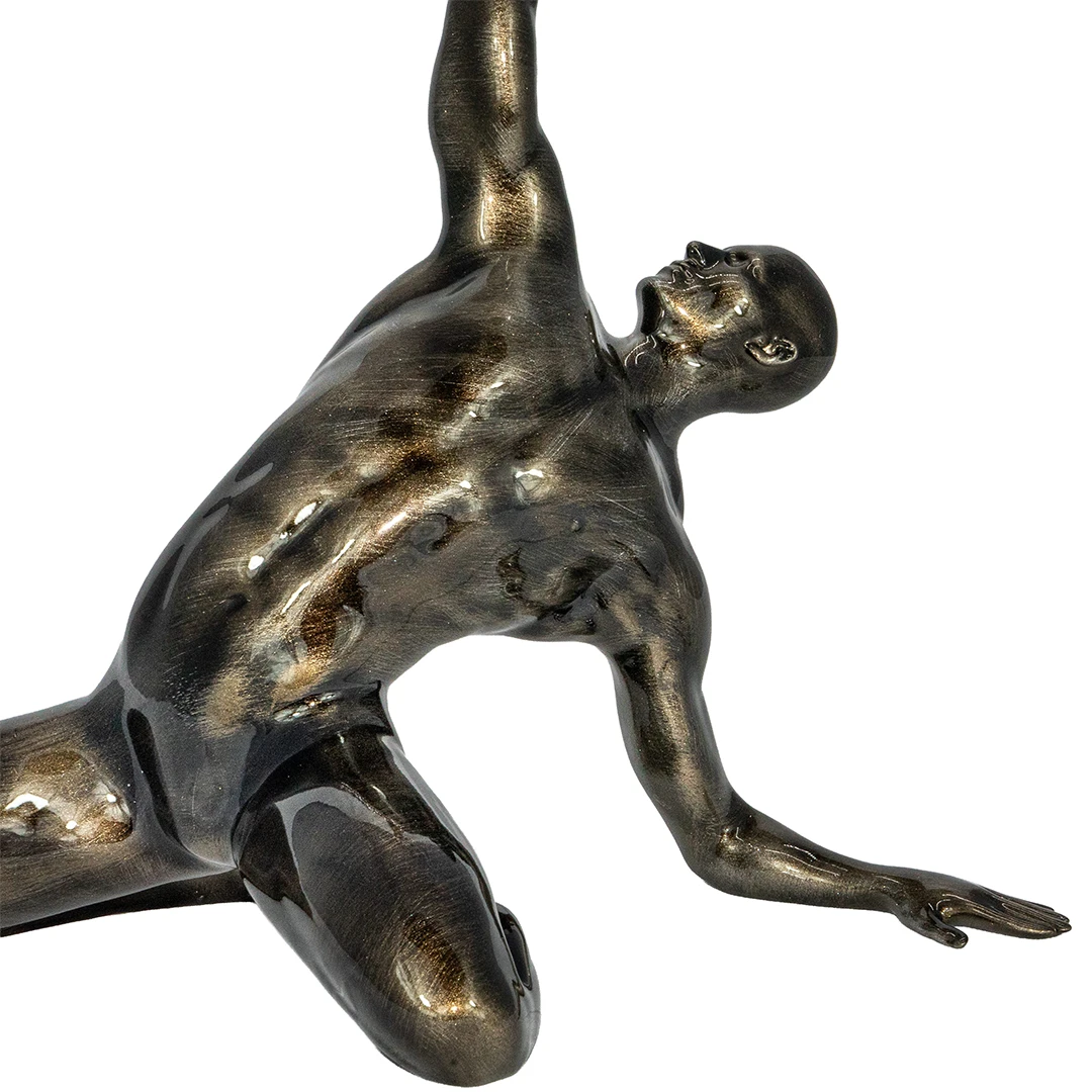 Dettaglio primo piano busto e volto scultura L'Equilibrio nero soprammobili di lusso Goia Argenti