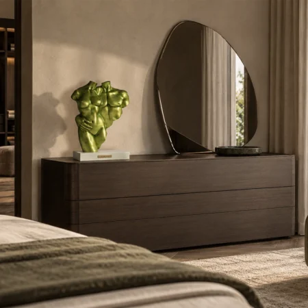 Soprammobili moderni scultura L'Insieme verde su cassettiera in legno in camera da letto Goia Argenti